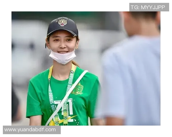 足球球星携手合影温馨瞬间女球迷心动难忘共谱绿茵传奇